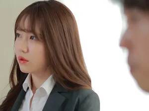 Dí vợ của anh trai từ phía sau khi tình cờ nhìn thấy chị ấy tự sướng trong chuyến về quê